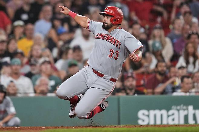 <yonhap photo-2608=""> Cincinnati Reds' Christian Encarnacion-Strand slides home safely, scoring on a single by TJ Friedl, during the eighth inning of a baseball game against the Boston Red Sox at Fenway Park, Wednesday, July 2, 2025, in Boston. (AP Photo/Charles Krupa)/2025-07-03 10:33:55/ <저작권자 ⓒ 1980~2025 ㈜연합뉴스. 무단 전재 재배포 금지, AI 학습 및 활용 금지></yonhap>