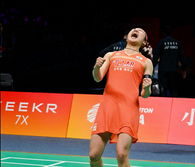 지난 12일 아시아선수권대회 여자단식 결승전에서 왕즈이를 꺾고 우승을 확정한 안세영이 포효하고 있는 모습. 사진=대한배드민턴협회