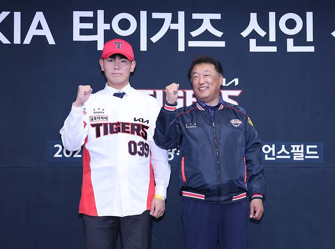 2023년 10월 8일 열린 신인 입단식 당시 최준영 대표이사와 기념사진을 찍는 성영탁. KIA 제공