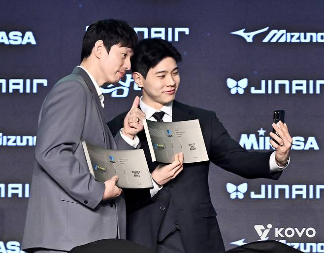 한선수(왼쪽)을 향해 존경심을 드러낸 황승빈. 한선수는 13일 V리그 시상식에서 다시 한번 최고의 세터로 인정받았다. 사진=KOVO