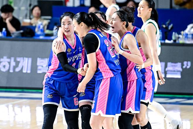 13일 열린 2025~26 여자프로농구 부천 하나은행과의 플레이오프(PO·5전 3승제) 3차전을 승리한 삼성생명 선수들이 환호하고 있다. WBKL 제공