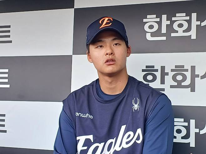 14일 한화생명 볼파크에서 취재진과 인터뷰한 이교훈. 대전=김식 기자