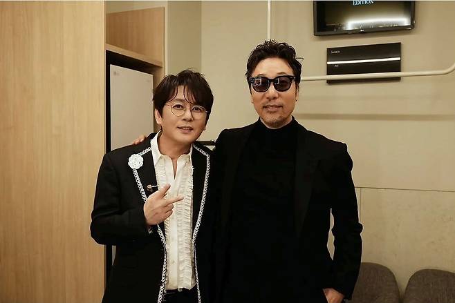 11일 신승훈의 '리미티드 에디션' 공연장을 찾은 이문세가 공연 후 분장실에서 신승훈과 포즈를 취했다. 사진 도로시컴퍼니