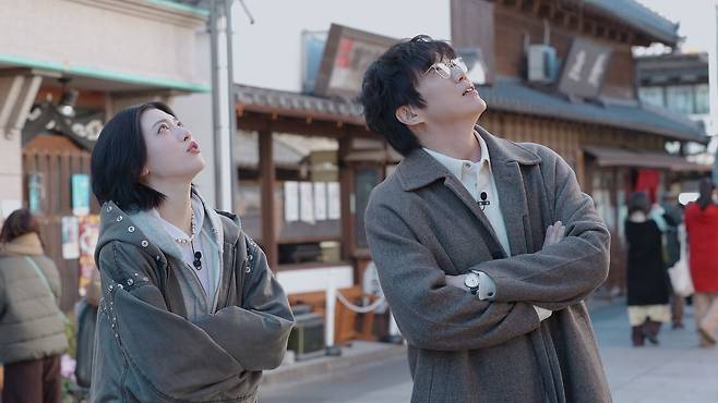 '미친맛집' 시즌5부터 성시경(오른쪽)과 새로 호흡을 맞추게 된 일본 배우 미요시 아야카. 사진 넷플릭스