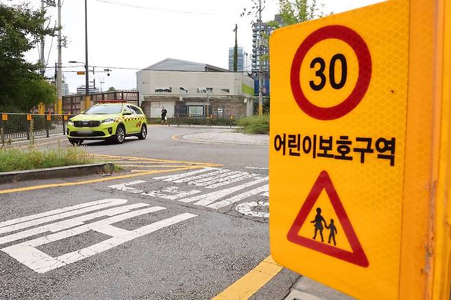 서울 시내 한 초등학교 앞 어린이보호구역에 속도 제한 표지판이 세워져 있다. 연합뉴스