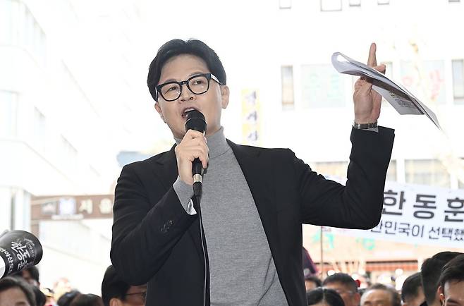 한동훈 전 국민의힘 대표가 22일 오후 서울 동대문구 경동시장을 방문해 인사말을 하고 있다. 뉴스1
