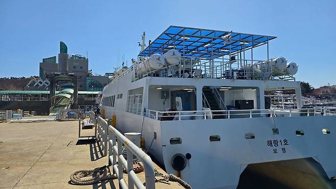 지난 7일 오후 충남 보령 대천연안여객선터미널에 외연도로 가는 해랑1호가 출항을 준비하고 있다. 신진호 기자