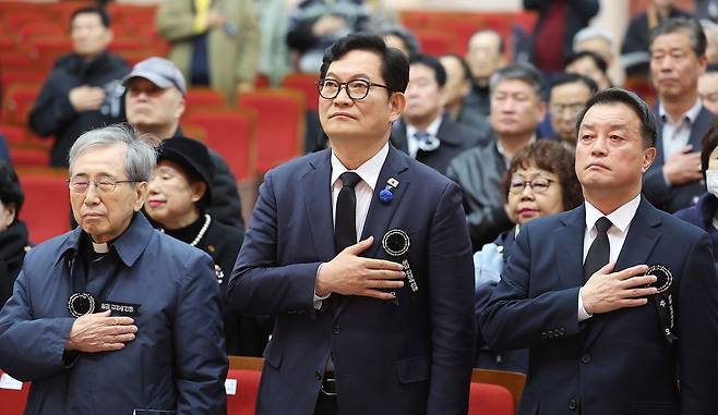 10일 서울 동작구 국립서울현충원 현충관에서 열린 운암 김성숙 선생 제57주기 추모제에서 더불어민주당 송영길 전 대표(가운데) 등 참석자들이 국기에 경례하고 있다.연합뉴스