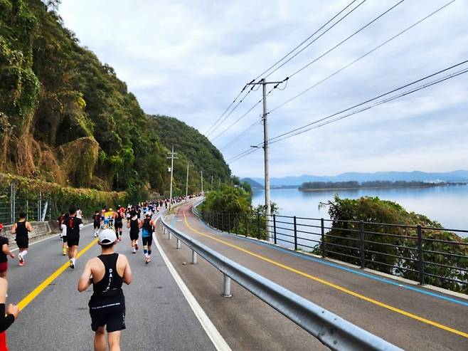 의암호를 끼고 도는 코스의 춘천국제마라톤 / 양재천러너스 제공
