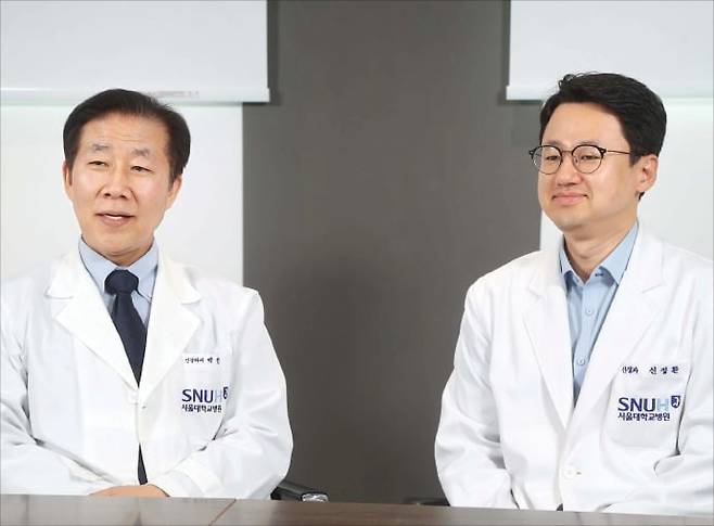 파킨슨병 치료법 개발을 선도하고 있는 서울대병원의 백선하 신경외과 교수(왼쪽)와 신정환 신경과 교수. 이지현 기자