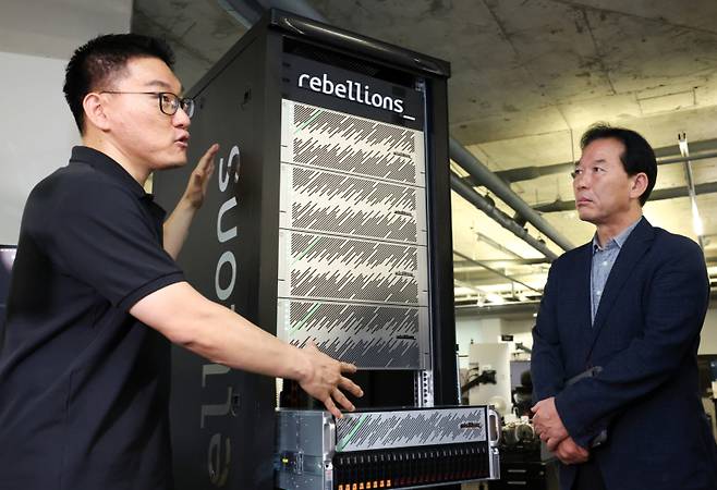 정태호 국정기획위원회 경제1분과장이 지난해 6월25일 경기도 성남시 분당구 AI 반도체 설계 스타트업 리벨리온을 방문해 박성현 리벨리온 대표로부터 리벨리온의 NPU 카드를 탑재해 실제 데이터센터에서 운용되는 서버 랙 구성의 설명을 듣고 있다. 공동취재단