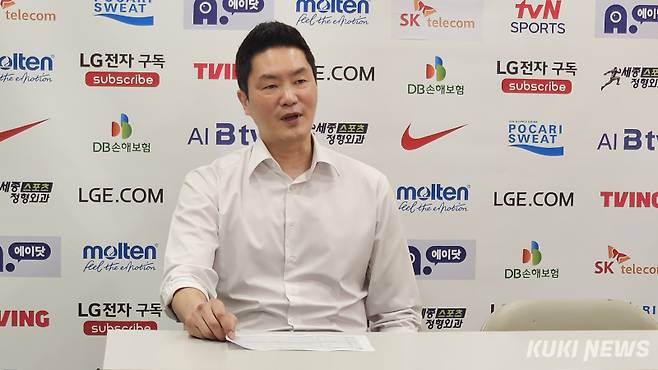 전희철 서울 SK 감독이 4일 오후 7시 잠실학생체육관에서 열린 고양 소노와 2025~2026 LG전자 프로농구 6강 플레이오프 2차전이 끝난 뒤 기자회견에 참석하고 있다. 송한석 기자