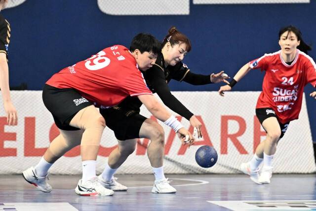 이번 시즌 광명 SK슈가글라이더즈의 선두 질주 핵심 동력으로 강력한 수비진이 꼽히고 있는 가운데, 그 중심에는 강은혜(왼쪽)가 있다. 한국핸드볼연맹 제공