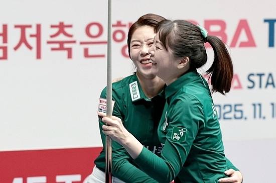 아이 대학 입시 등 가족에 전념하기 위해 LPBA를 떠난 사카이 아야코가 최근 자신의 인스타그램에 하나카드 동료들에게 감사 인사를 전하는 글을 남겼다. 사진은 팀리그서 승리를 따낸 사카이(오른쪽)가 김가영과 기뻐하고 있다. (사진=PBA)