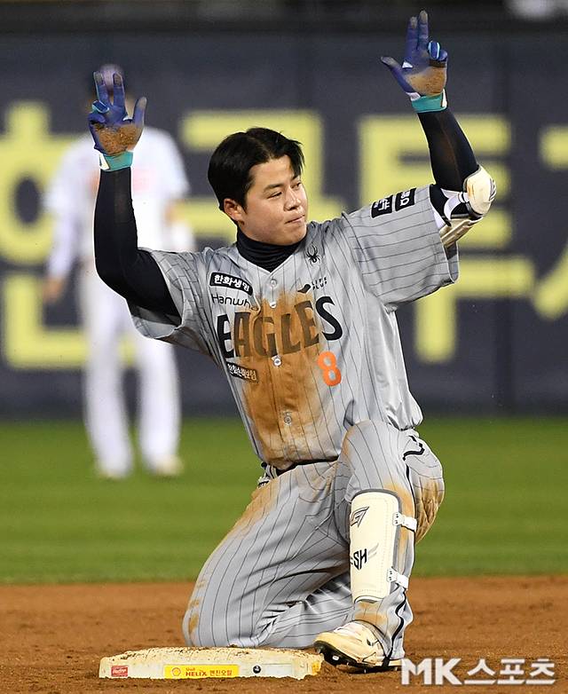 2025년 4월 8일 오후 서울 잠실야구장에서 2025 프로야구 한화 이글스와 두산 베어스의 경기가 열렸다. 7회초 1사 1,2루에서 한화 노시환이 동점 적시타 후 세리머니를 하고 있다. 사진=천정환 기자