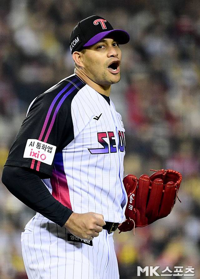10일 오후 서울 잠실구장에서 ‘2026 신한 SOL KBO 리그’ SSG 랜더스와 LG 트윈스 경기가 열렸다. LG 선발 치리노스가 5회초 2사 만루에서 SSG 한유섬을 내야뜬공으로 처리한 후 기뻐하고 있다. 사진=김영구 기자
