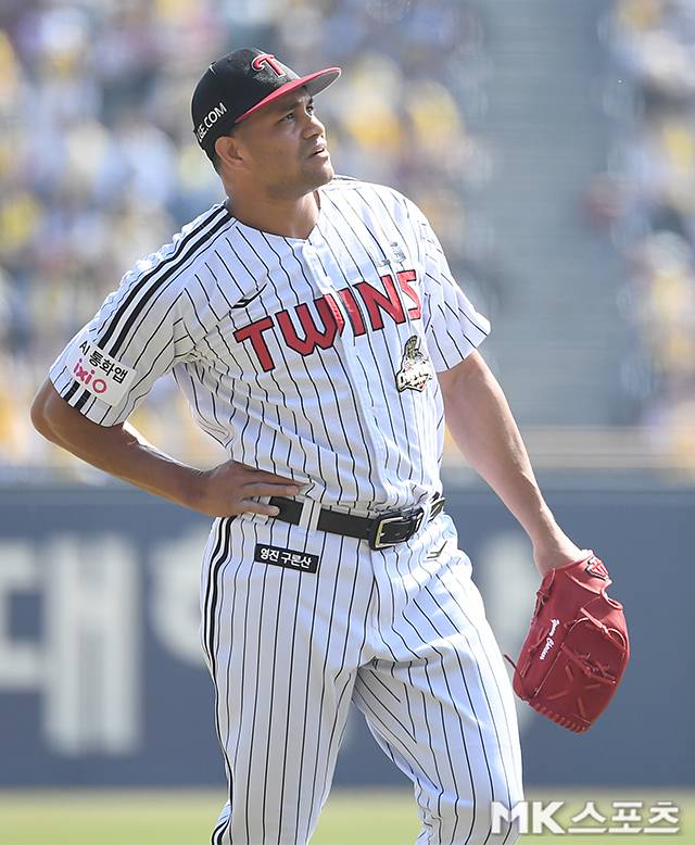28일 서울 잠실야구장에서 ‘2026 프로야구’ KT 위즈와 LG 트윈스의 경기가 열렸다. KT는 사우어, LG는 치리노스가 선발로 나섰다. LG 선발 치리노스가 1회 6실점 후 아쉬워하고 있다. 사진=천정환 기자