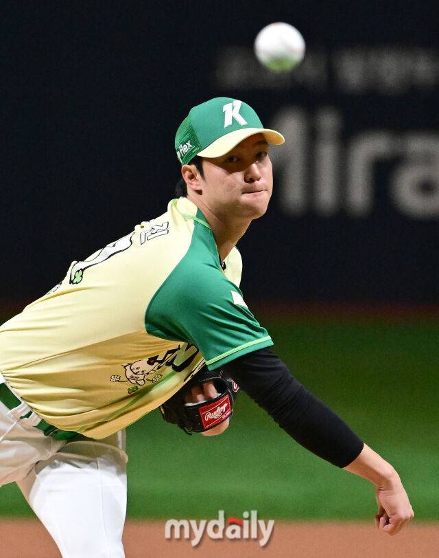 키움 안우진이 955일 만에 등판해 역투하고 있다 / 고척 = 유진형 기자 zolong@mydaily.co.kr