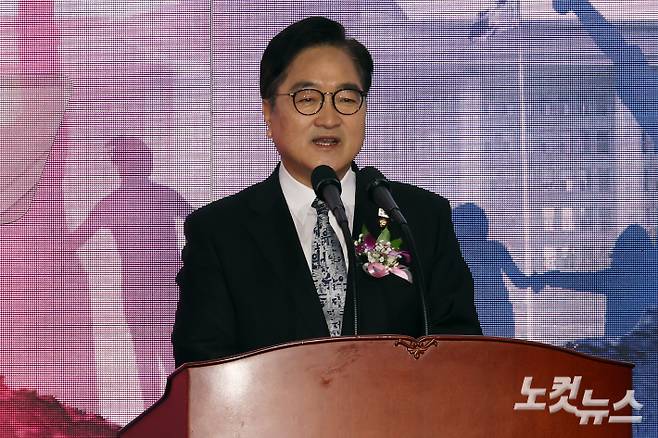 우원식 국회의장이 10일 서울 여의도 국회 로텐더홀에서 열린 대한민국 임시의정원 개원 107주년 기념식에서 기념사를 하고 있다. 윤창원 기자