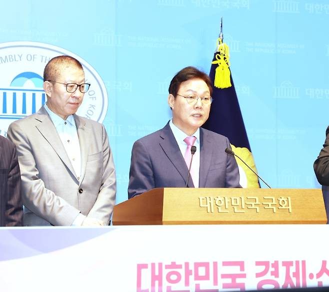 박완수 경남지사(오른쪽)와 박형준 부산시장. 경남도청 제공