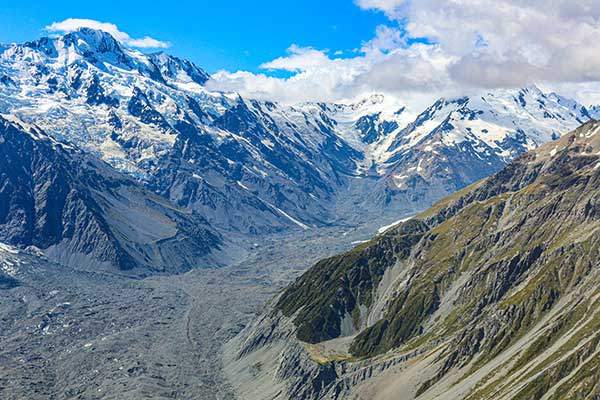 검은 이불로 덮인 타즈만 빙하.