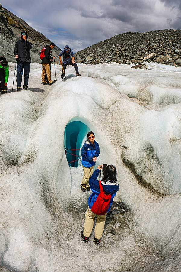 작은 빙하 동굴 앞에서 기념사진 촬영.