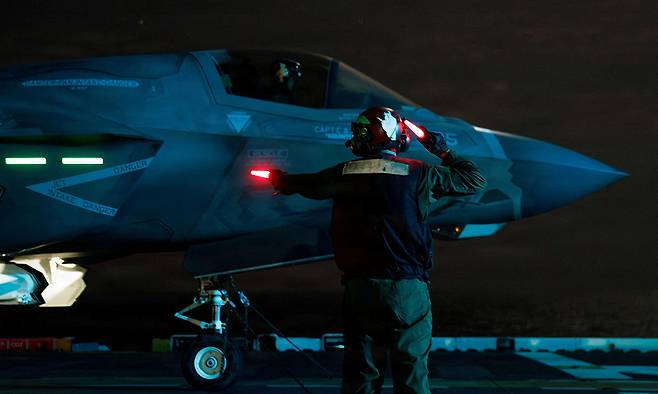 지난 6일(현지시간) 미 해병대 F-35B 라이트닝2 전투기가 미국의 ‘장대한 분노’ 작전 중 강습상륙함 트리폴리(LHA-7)에서 이륙을 준비하고 있다. 로이터연합