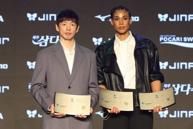 13일 서울 광진구 그랜드워커힐호텔에서 열린 프로배구 2025-2026 V리그 시상식에서 최우수선수(MVP)를 수상한 GS칼텍스 실바(오른쪽)와 대한항공 한선수가 기념촬영하고 있다. 2026.4.13 연합뉴스