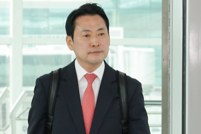 국민의힘 장동혁 대표 미국행 - 장동혁 국민의힘 대표가 미국 방문 일정을 사흘 앞당겨 지난 11일 워싱턴DC로 출국했다. 장 대표는 12일 페이스북을 통해 “저는 어제, 세계의 자유를 지키는 최전선 워싱턴으로 출발했다”고 밝혔다. 사진은 미국으로 향하는 장 대표. 2026.4.12 장동혁 국민의힘 대표 페이스북 캡처