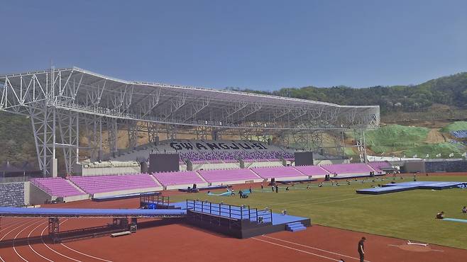 막바지 점검 중인 광주 G-스타디움. 광주=손대선 기자