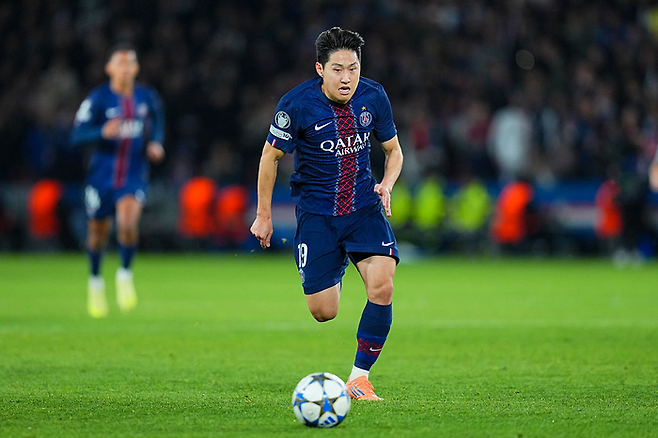 PSG 이강인이 지난해 11월 UCL 바이에른 뮌헨전에서 드리블하고 있다. Getty Images코리아