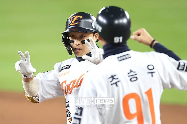 ▲ 손아섭이 트레이드됐다. 한화 이글스는 14일 두산 베어스와의 트레이드를 공식 발표했다. 손아섭을 두산에 내주는 대신 좌완투수 이교훈과 현금 1억5000만원을 받기로 했다. 두산은 베테랑 타자인 손아섭이 충분한 경쟁력을 갖추고 있다고 판단해 타선 강화를 위해 영입을 결정했다. ⓒ곽혜미 기자