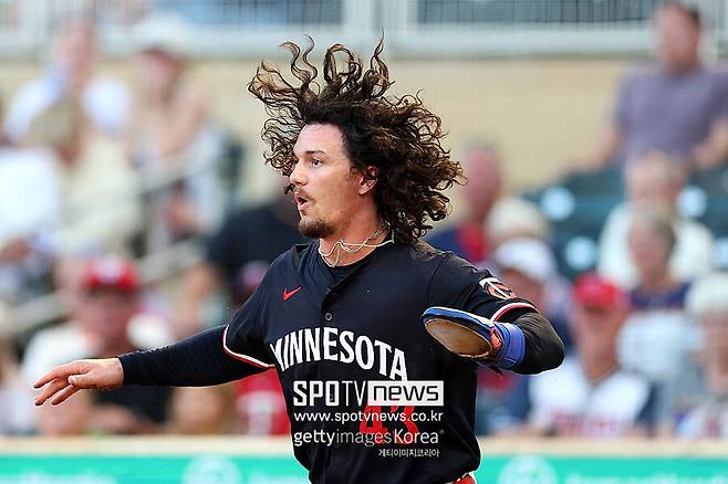 ▲ 현지에서는 아웃맨을 당장 로스터에서 제외해야 한다는 비판의 목소리가 들끓고 있다