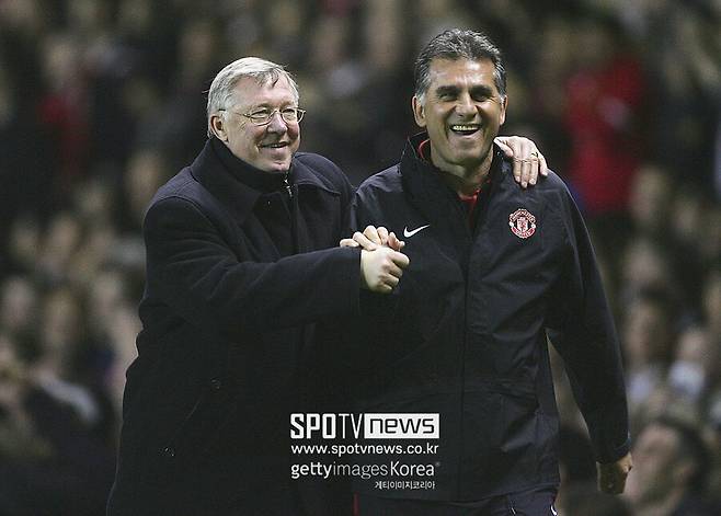 ▲ 카를로스 케이로스(사진 오른쪽)는 클럽 무대에서도 화려한 이력을 자랑한다. 2003년부터 2년간 스페인 명문 레알 마드리드 감독을 맡았고 잉글랜드 프리미어리그 명가 맨체스터 유나이티드에선 알렉스 퍼거슨(사진 왼쪽) 감독 시절 수석코치로 활동해 팀의 전성기를 함께했다(2004~2008년). 맨유 시절 "레드 데빌스의 실질적 전술 구상은 케이로스와 스티브 맥클라렌이 맡는다"는 평가가 나올 만큼 스쿼드 특성을 반영한 팀 스타일을 조립하는 데 잔뼈가 굵은 지략가다.