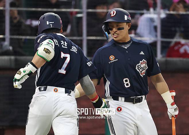 ▲ 왼쪽부터 박찬호, 손아섭. 두산 베어스 손아섭은 14일 인천 SSG랜더스필드에서 열린 2026 신한 SOL KBO리그 SSG 랜더스와의 원정경기에 2번 타자 겸 지명타자로 선발 출전해 시즌 첫 홈런을 때려내고 볼넷 2개를 골라내는 등 맹활약했다. 한화 이글스 소속이었던 손아섭은 14일 오전 두산으로 트레이드됐다. 한화의 2군 퓨처스팀에 머물다 두산 1군 선수단에 합류했다. ⓒ곽혜미 기자