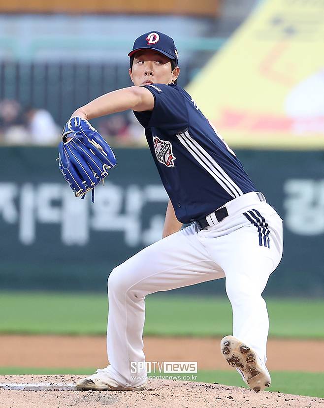 ▲ 두산 베어스 최민석이 14일 인천 SSG랜더스필드에서 열린 2026 신한 SOL KBO리그 SSG 랜더스와의 원정경기에 선발 등판해 역투하고 있다. 최민석은 이날 6이닝 2실점 1자책점으로 호투하며 승리투수가 됐다. ⓒ곽혜미 기자