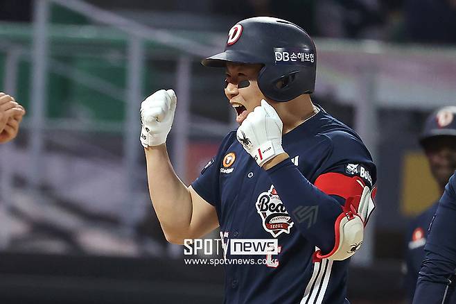 ▲ 두산 베어스 양의지가 14일 인천 SSG랜더스필드에서 열린 2026 신한 SOL KBO리그 SSG 랜더스와의 원정경기에 선발 출전해 홈런을 때려낸 뒤 기뻐하고 있다. ⓒ곽혜미 기자