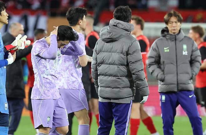 ▲ 한국 축구대표팀의 FIFA 랭킹이 하락세를 피하지 못했다. 3월 A매치 기간 동안 치른 두 차례 평가전에서 모두 패한 것이 고스란히 반영돼 22위에서 세 계단이나 내려왔다. ⓒ연합뉴스