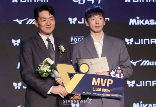 조원태(왼쪽) KOVO 회장과 대한항공 세터 한선수. /사진=김진경 대기자