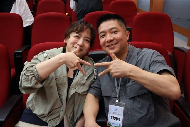 KB손해보험 스타즈 팬 최원석(오른쪽)-이진아 부부가 지난 4일 수원 KB손해보험 인재니움에서 열린 2025~2026시즌 팬미팅에 참석했다. /사진=김동윤 기자