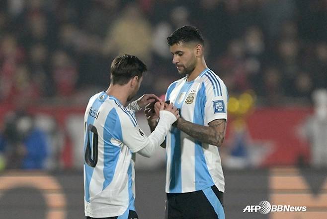 리오넬 메시(왼쪽)와 크리스티안 로메로. /AFPBBNews=뉴스1
