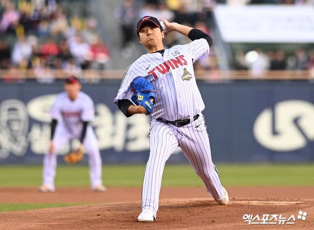 LG는 14일 서울 잠실야구장에서 열린 롯데 자이언츠와 2026 신한 SOL Bank KBO 리그 정규시즌 홈경기에서 2-1로 승리를 거뒀다. LG는 지난 4일 고척 키움 히어로즈전부터 8연승 행진을 이어가게 됐다. 시즌 10승 고지에 선착한 LG는 1위 자리를 지키고 있다. LG 선발 송승기는 6이닝 3피안타 1사사구 5탈삼진 무실점을 기록했다. 불펜이 실점을 기록하며 선발승은 무산됐지만, 시즌 평균자책점을 0.96에서 0.59로 낮췄다. 타석에서는 3번 오스틴 딘이 결승 솔로포 포함 4타수 3안타 1타점 2득점을 기록하며 공격을 이끌었다. 엑스포츠뉴스DB