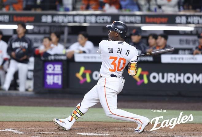 한화 이글스 외국인 타자 요나단 페라자가 14일 대전 한화생명 볼파크에서 열린 2026 신한 SOL KBO리그 삼성 라이온즈와의 팀 간 1차전에서 1회말 선제 1타점 2루타를 기록했다. 사진 한화 이글스