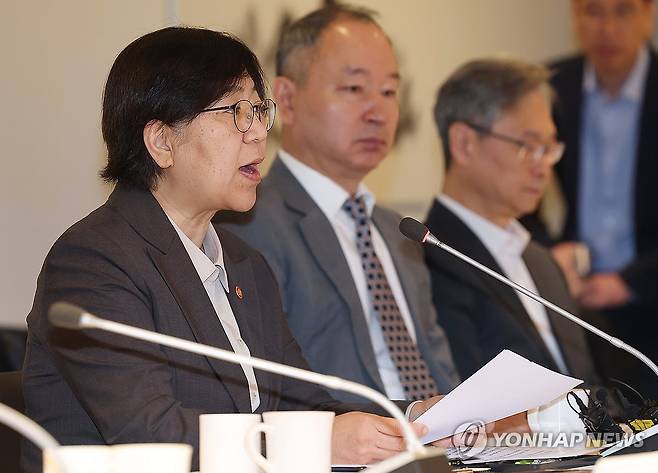 발언하는 정은경 장관 (서울=연합뉴스) 김성민 기자 = 정은경 보건복지부 장관이 14일 서울 중구 컨퍼런스하우스 달개비에서 열린 중동전쟁 대응 보건의료 관계기관 회의에서 발언하고 있다. 2026.4.14 ksm7976@yna.co.kr