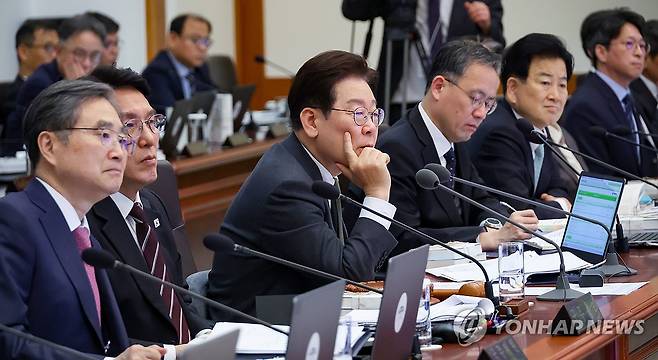 발언 듣는 이재명 대통령 (서울=연합뉴스) 한상균 기자 = 이재명 대통령이 14일 청와대에서 열린 국무회의 겸 비상경제점검회의에서 참석자 발언을 듣고 있다. 2026.4.14 xyz@yna.co.kr