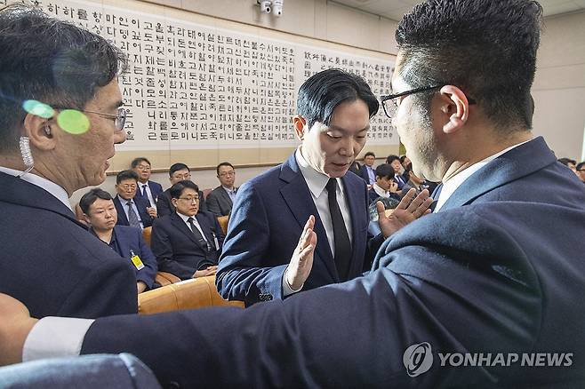 국조특위 증인 선서 거부한 박상용 검사, 국정조사장 퇴장 조치 (서울=연합뉴스) 황광모 기자 = 14일 국회 '윤석열 정권 정치검찰 조작 기소 의혹 사건 진상규명' 국정조사특별위원회에서 열린 쌍방울 대북 송금 사건 관련 청문회에서 이 사건을 수사했던 박상용 검사가 증인 선서를 거부한 뒤 거부의 이유를 구두로 설명할 수 있는 기회를 요구하다 서영교 위원장의 명령으로 경위의 안내를 받아 퇴장하고 있다. 2026.4.14 hkmpooh@yna.co.kr