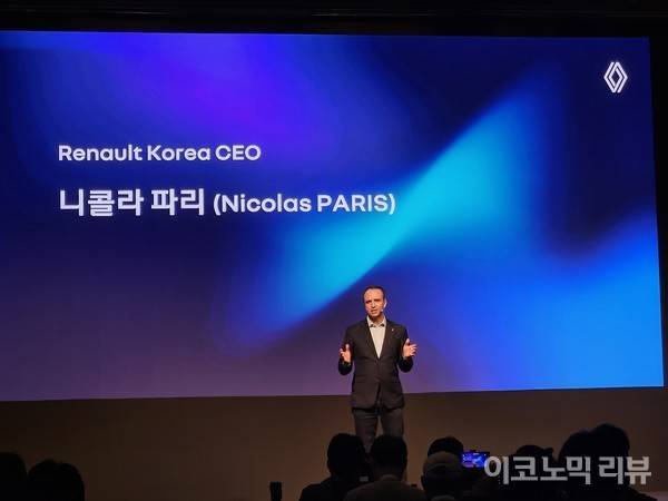 니콜라 파리 르노코리아 CEO가 14일 진행된 기자 간담회에서 그룹의 로드맵을 발표하고 있다. 사진=최은총 이코노믹리뷰 기자