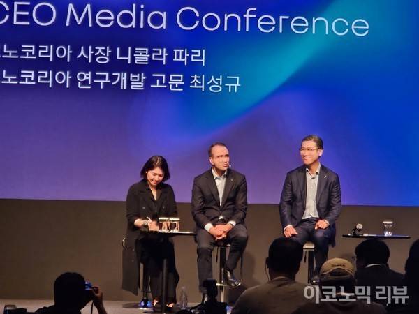 니콜라 파리 르노코리아 CEO(중간)와 최성규 르노코리아 연구개발 고문(오른쪽)이 질의응답을 진행하고 있다. 사진=최은총 이코노믹리뷰 기자