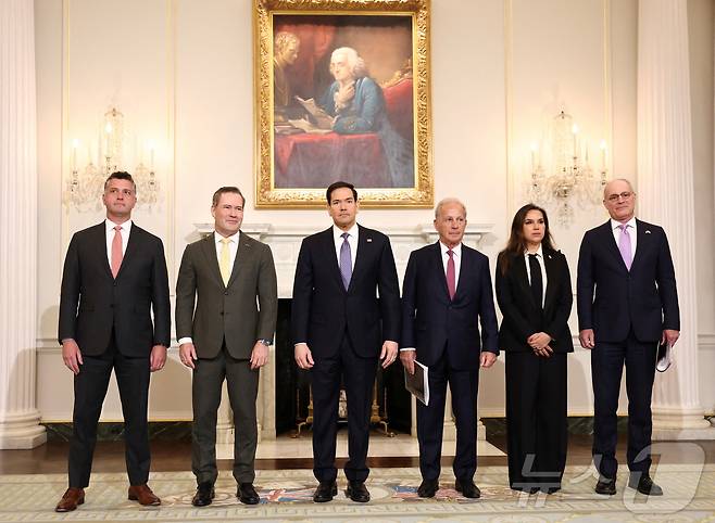 (왼쪽부터) 마이클 니덤 미국 국무부 고문, 마이크 월츠 유엔 주재 미국 대사, 마코 루비오 미국 국무장관, 미셸 이사 레바논 주재 미국 대사, 나다 하마데 주미 레바논 대사, 예히엘 라이터 주미 이스라엘 대사가 14일(현지시간) 미국 워싱턴 DC 국무부에서 휴전 회담에 앞서 기념사진을 찍고 있다. 2026.04.14.ⓒ 로이터=뉴스1