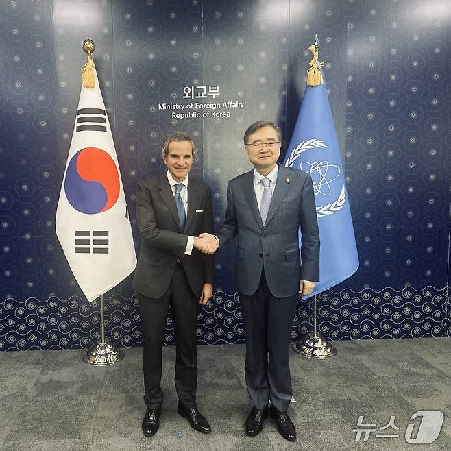 라파엘 그로시 국제원자력기구(IAEA) 사무총장이 15일 서울에서 조현 외교부 장관과 만나 핵추진잠수함 관련 논의를 진행했다. 2026.04.15. (그로시 엑스 갈무리)